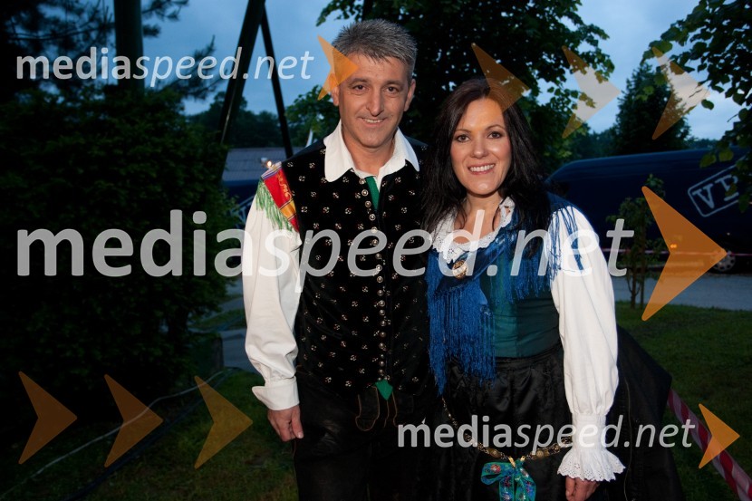 Gregor Kren, član ansambla VIharnik; Sabina Vidovič, pevka ansambla ViharnikNa zdravje, snemanje zadnje oddaje