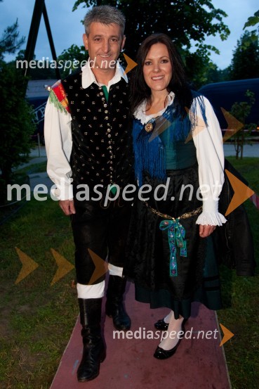 Gregor Kren, član ansambla VIharnik; Sabina Vidovič, pevka ansambla ViharnikNa zdravje, snemanje zadnje oddaje