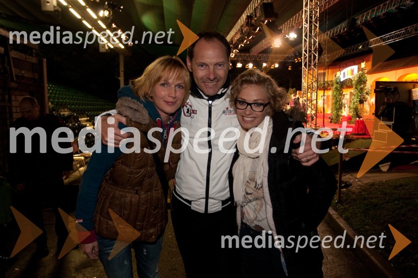 Urška Žnidaršič, režiserka; Jože Potrebuješ, član skupine Čuki; Maja BobnarNa zdravje, snemanje zadnje oddaje