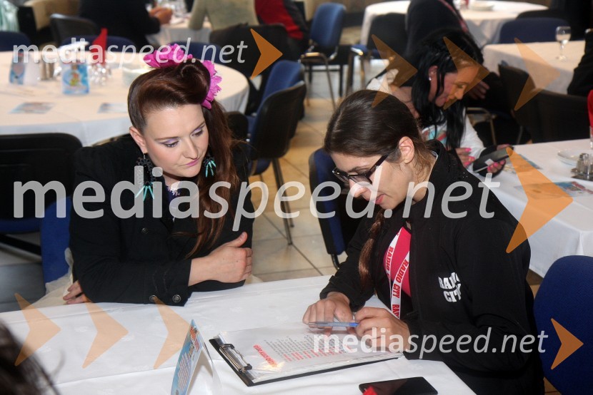 Maja Pihler Bilbi, glasbenica; Natalija Bratkovič, novinarka Radia CityRadio City, koncert 2013