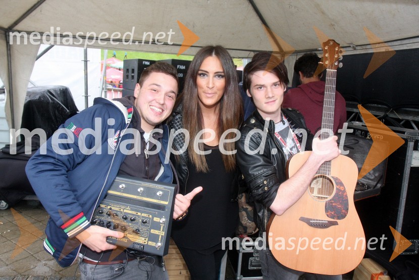 Član skupine In&Out; pevka skupine MuffRadio City, koncert 2013