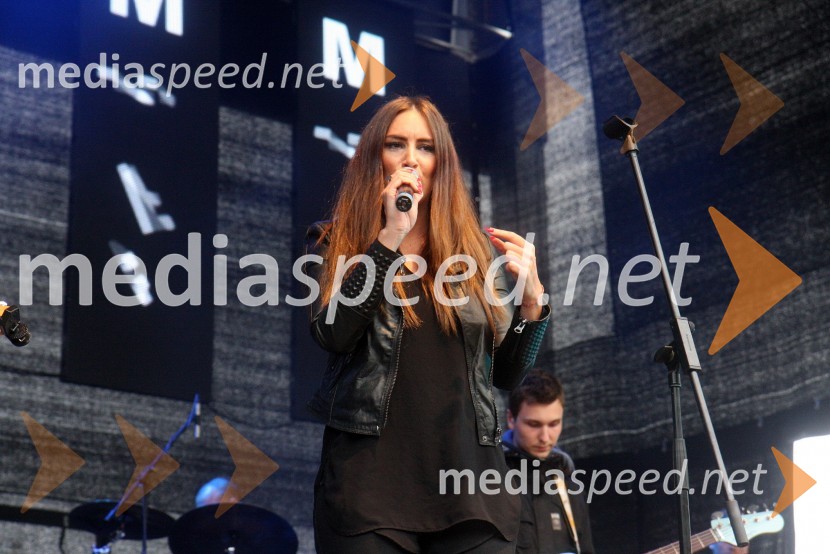 Pevka skupine MuffRadio City, koncert 2013