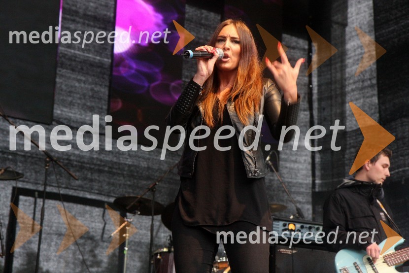 Pevka skupine MuffRadio City, koncert 2013