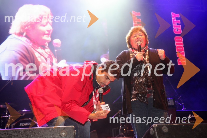 Bor Grainer, odgovorni urednik radia City; Majda Struc, generalna sekretarka Zveze prijateljev mladine SlovenijeRadio City, koncert 2013