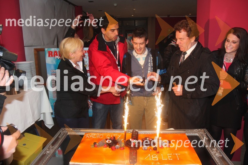 ...; Bor Grainer, odgovorni urednik radia City;&nbsp;Nik Tuš, dobitnik avtomobila;&nbsp;Mišo Hölbl, direktor in lastnik radia CityRadio City, koncert 2013