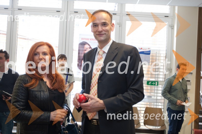 Sonja Žižek Fuis, vodja protokola družbe Petrol d.d.; mag. Aleksander Salkič, svetovalec predsednika uprave Petrol d.d.Slovenski dan krvodajalstva z znanimi Slovenci