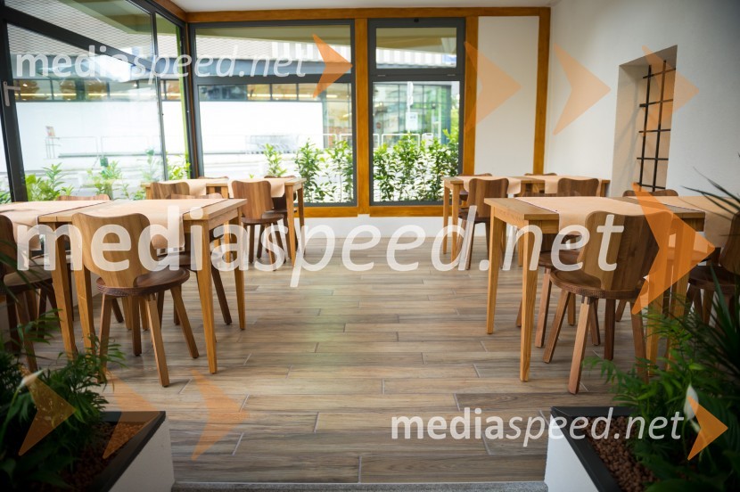 Notranjost restavracije SarajOtvoritev restavracije Saraj