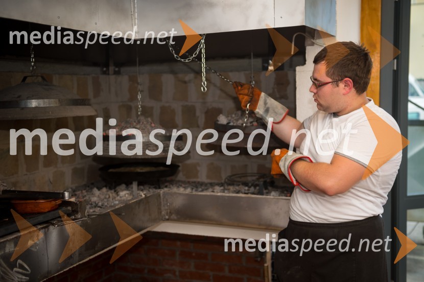 KuharOtvoritev restavracije Saraj