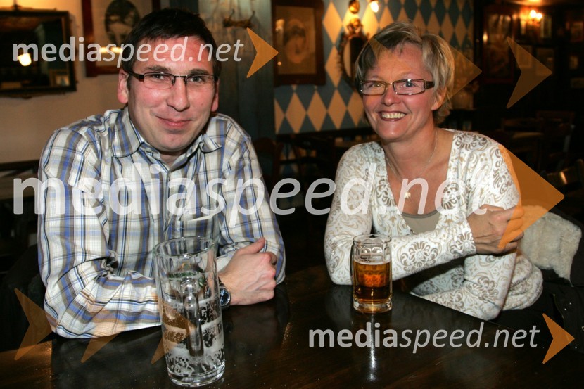 Miha Pauko, vnuk Leona Štuklja in vodja službe za kvaliteto na Unierzi v Mariboru, z ženo Danico
Otvoritev Pivnice Bavaria