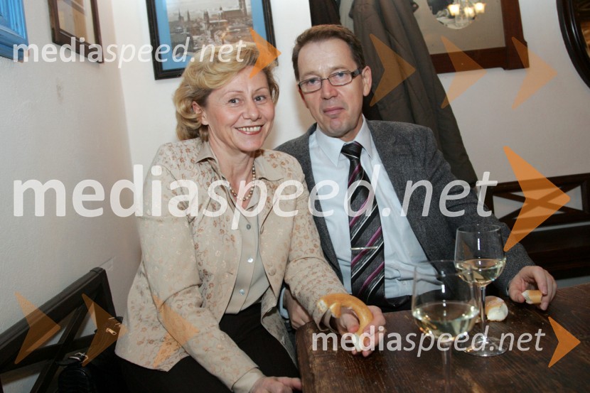 Bojan Dubrovnik, vodja Službe letalskih telekomunikacij v Mariboru, v podjetju Kontrola zračnega prometa Slovenije d.o.o. z ženoOtvoritev Pivnice Bavaria