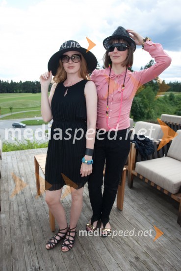 Mojca Krajnc; Bojana Kovačič Zemljič, oblikovalka nakitaLady piknik pod klobuki 2013