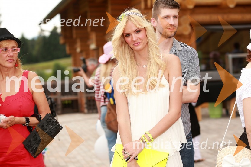 Tjaša Kokalj, novinarka; Tomaž Mihelič, novinarLady piknik pod klobuki 2013