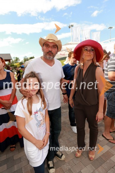 ...; Tony Cetinski, pevec; Tanja Škarjot, izvršna urednica uredništev Krater mediaLady piknik pod klobuki 2013