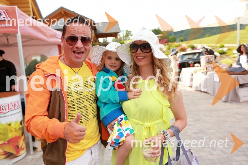 Jani Pavec, pevec Atomik Harmonik; hči Sara; Nina MavrinLady piknik pod klobuki 2013