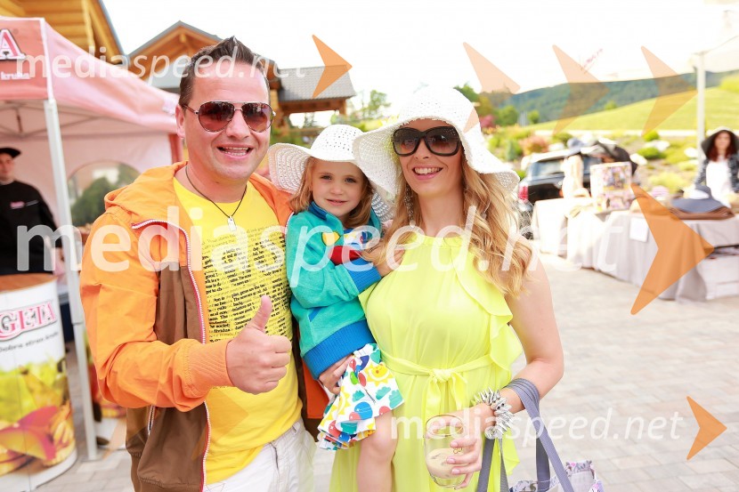 Jani Pavec, pevec Atomik Harmonik; hči Sara; Nina MavrinLady piknik pod klobuki 2013