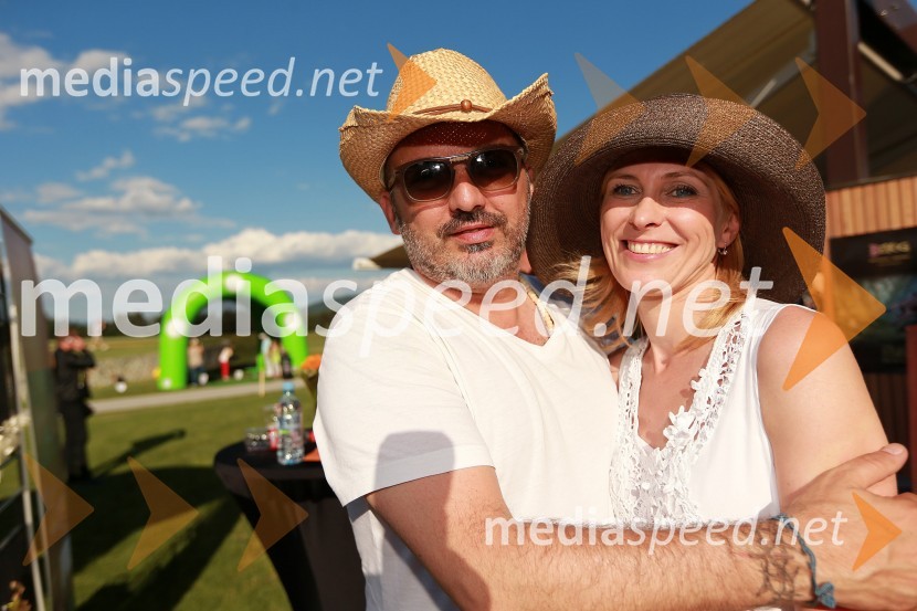 Tony Cetinski, pevec; Andreja Comino, novinarkaLady piknik pod klobuki 2013