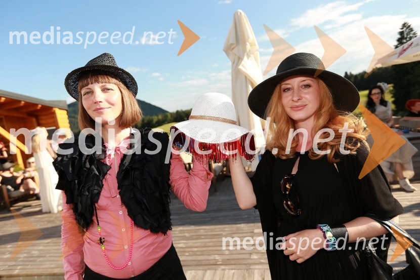 Bojana Kovačič Zemljič, oblikovalka nakita; Mojca KrajncLady piknik pod klobuki 2013