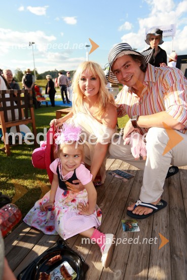 Saša Lendero, pevka; Miha Hercog; hči AriaLady piknik pod klobuki 2013