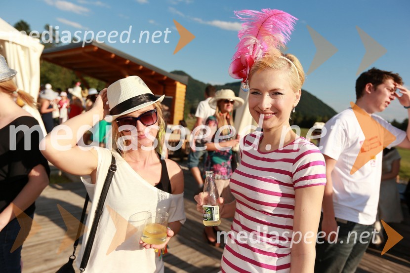 Saša Mesarič, novinarka; Maja Ferme, modna oblikovalkaLady piknik pod klobuki 2013