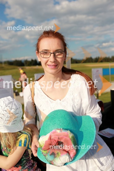 Mojca Celin, modna oblikovalkaLady piknik pod klobuki 2013