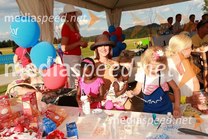 Maja Štamol Droljc, modna kreatorka in hčerki Žani Luisa in DilsiLady piknik pod klobuki 2013