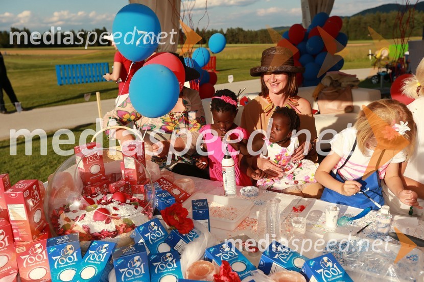 Maja Štamol Droljc, modna kreatorka in hčerki Žani Luisa in DilsiLady piknik pod klobuki 2013