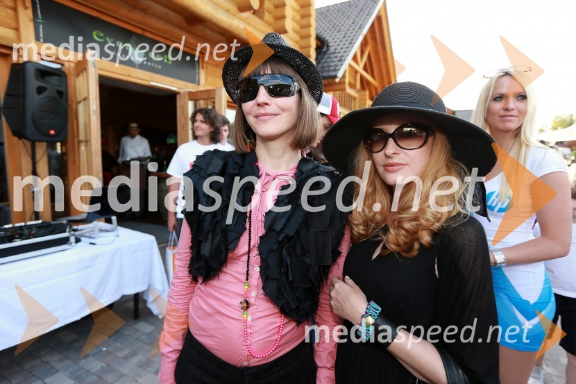 Bojana Kovačič Zemljič, oblikovalka nakita; Mojca KrajncLady piknik pod klobuki 2013