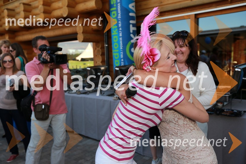 Maja Ferme, modna oblikovalka; Višnja Gavran, organizatorka dogodkov na Krater MediaLady piknik pod klobuki 2013