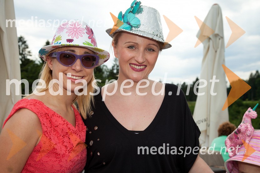 Katarina Štular, glavna in odgovorna urednica revije Srmklja; Urška Drofenik, modna oblikovalkaLady piknik pod klobuki 2013