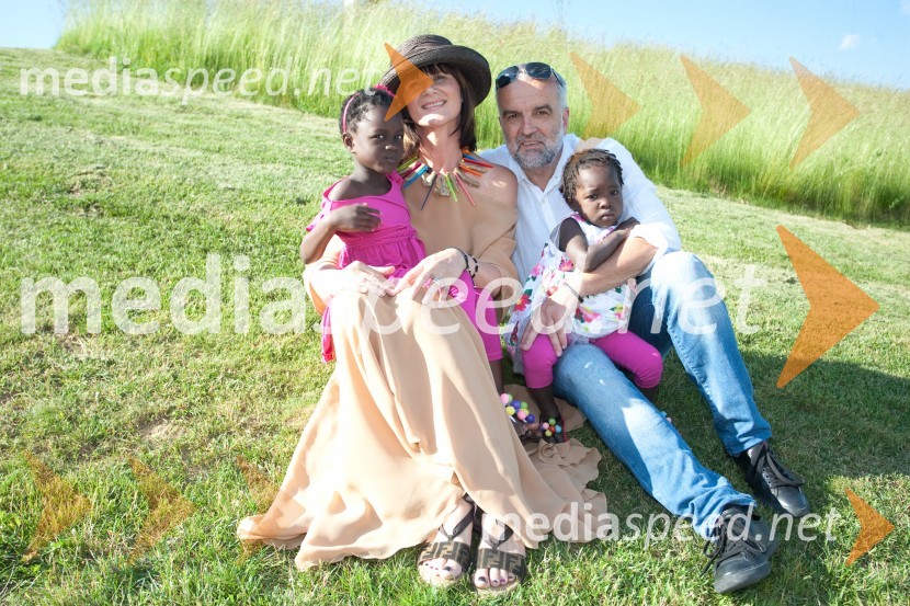 Maja Štamol Droljc, modna kreatorka; Stane Droljc, podjetnik; hčerki Žani Luisa in DilsiLady piknik pod klobuki 2013