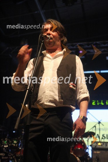 Magnifico, glasbenikPiše se leto 2013