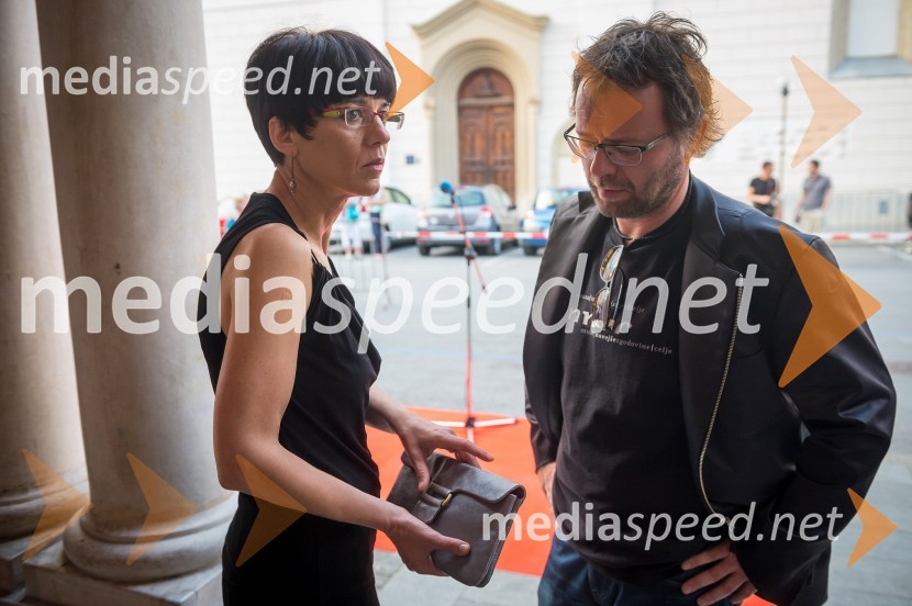 Mag. Tanja Roženbergar Šega, direktorica Muzeja novejše zgodovine Celje; dr. Tone Kregar, pevec Mi2 in zgodovinarPuške&Pisma, otvoritev razstave v Muzeju novejše zgodovine Celje