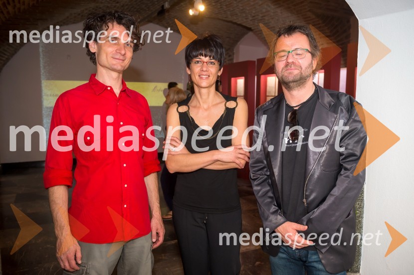 Jure Longyka, moderator;&nbsp;mag. Tanja Roženbergar Šega, direktorica Muzeja novejše zgodovine Celje; dr. Tone Kregar, pevec Mi2 in zgodovinarPuške&Pisma, otvoritev razstave v Muzeju novejše zgodovine Celje