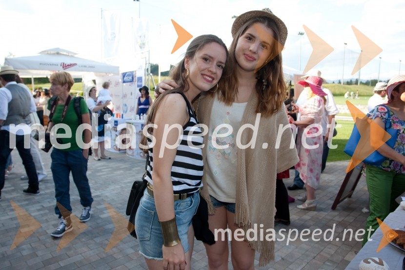 Nika Prusnik, pevka s sestroLady piknik pod klobuki 2013