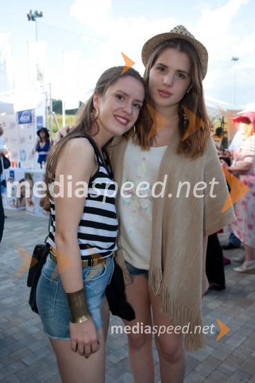 Nika Prusnik, pevka s sestroLady piknik pod klobuki 2013