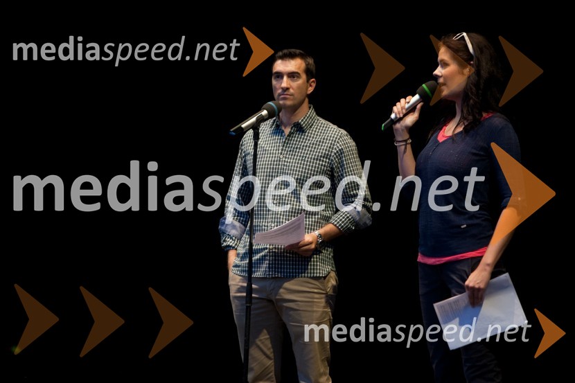 Marko Potrč, voditelj; Ivjana Banič, voditeljicaVid Valič in Denis Avdič: Udar po moško, dobrodelna zadnja predstava