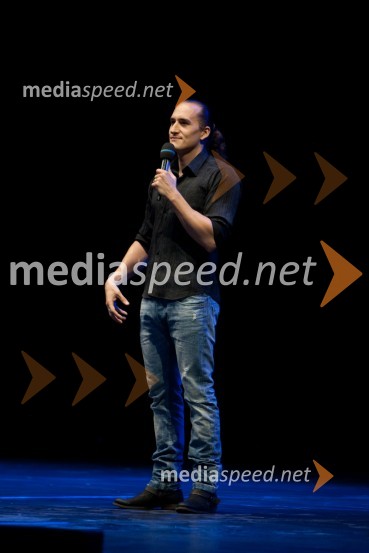 VId Valič, stand up komikVid Valič in Denis Avdič: Udar po moško, dobrodelna zadnja predstava