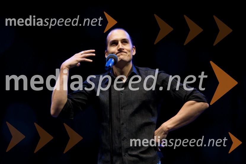 VId Valič, stand up komikVid Valič in Denis Avdič: Udar po moško, dobrodelna zadnja predstava