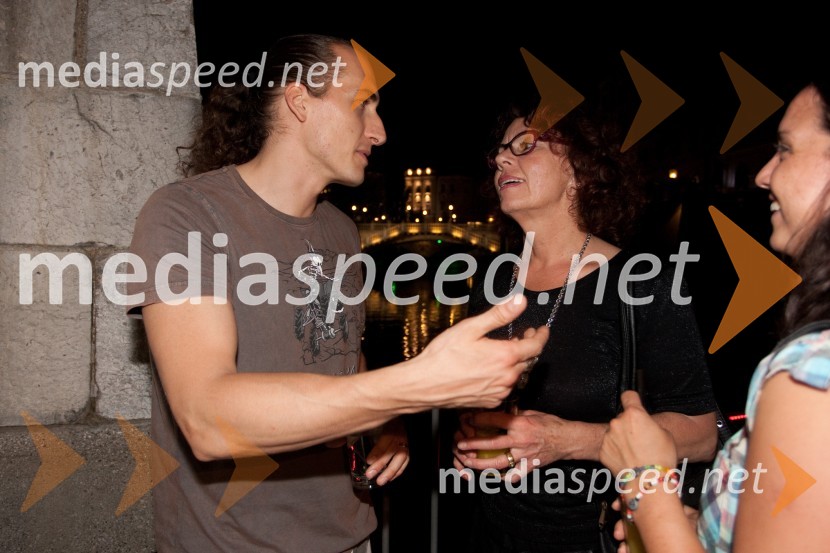 VId Valič, stand up komik; Anita Ogulin, Zveza prijateljev mladineVid Valič in Denis Avdič: Udar po moško, dobrodelna zadnja predstava