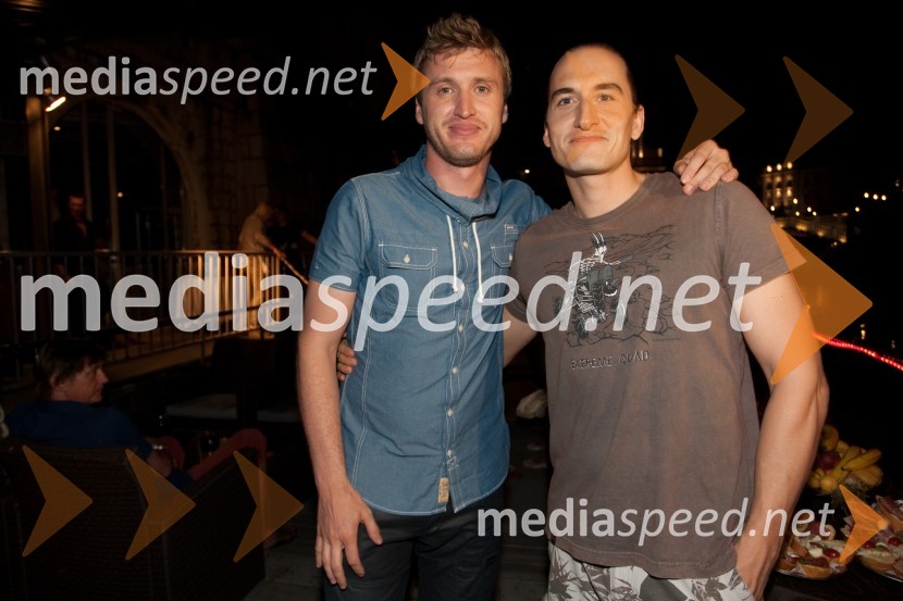 Denis Avdič, stand up komik, moderator; VId Valič, stand up komikVid Valič in Denis Avdič: Udar po moško, dobrodelna zadnja predstava