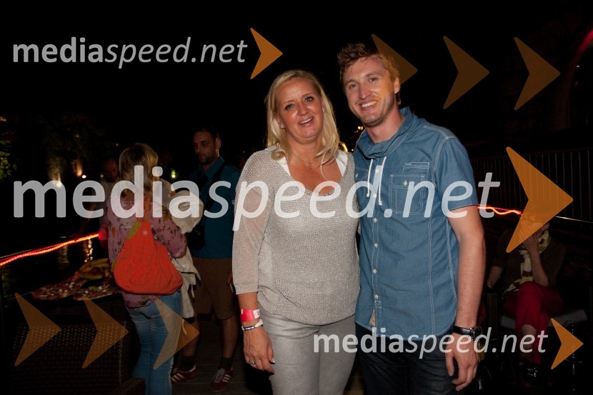 Mojca Seliškar Toš, nekdanja vodja kabineta predsednika RS; Denis Avdič, stand up komik, moderatorVid Valič in Denis Avdič: Udar po moško, dobrodelna zadnja predstava