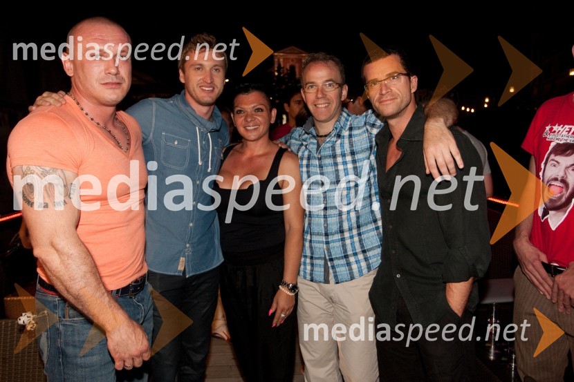 Solastniki Makalonce; Denis Avdič, voditelj, stand up komikVid Valič in Denis Avdič: Udar po moško, dobrodelna zadnja predstava