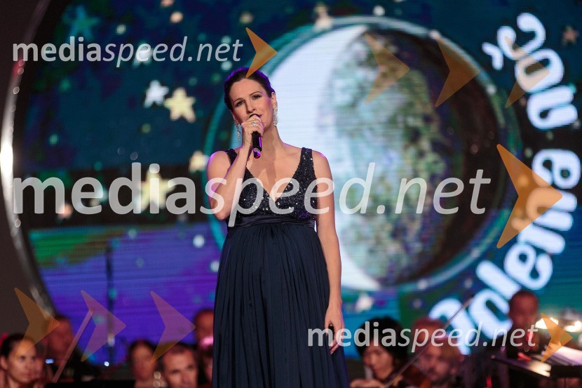 Manca Izmajlova, pevkaPoletna noč, koncert