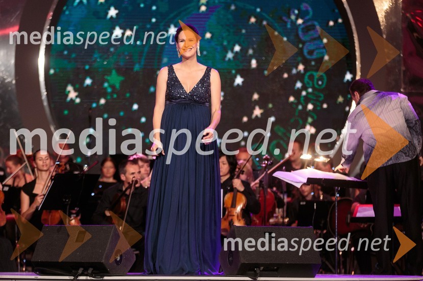 Manca Izmajlova, pevkaPoletna noč, koncert