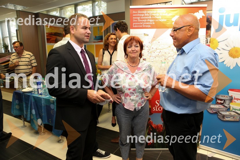 Sašo Kokalj, predsednik uprave družbe JUB-H d. d.; Jana Vejnovič, urednica Občinskih novic,&nbsp; Štefan Hoyer, predsednik nadzornega sveta družbe JUB-H d. d. Prva Energetska pisarna Srca Slovenije je zaživela v JUB Design Studiu v Dolu pri Ljubljani