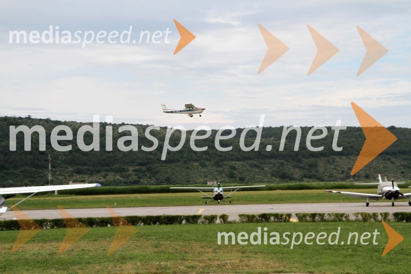Vzlet spremljevalnega letala&nbsp;Sprejem za Matjaža Lenarčiča ob prejemu nagrade Svetovni pilot leta 2013