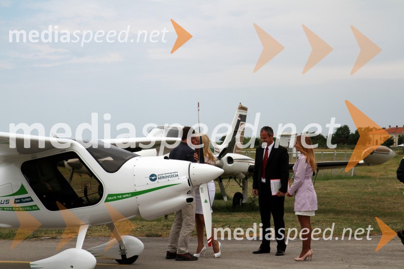 Sprejem Matevža lenarčiča na Aerodromu PortorožSprejem za Matjaža Lenarčiča ob prejemu nagrade Svetovni pilot leta 2013