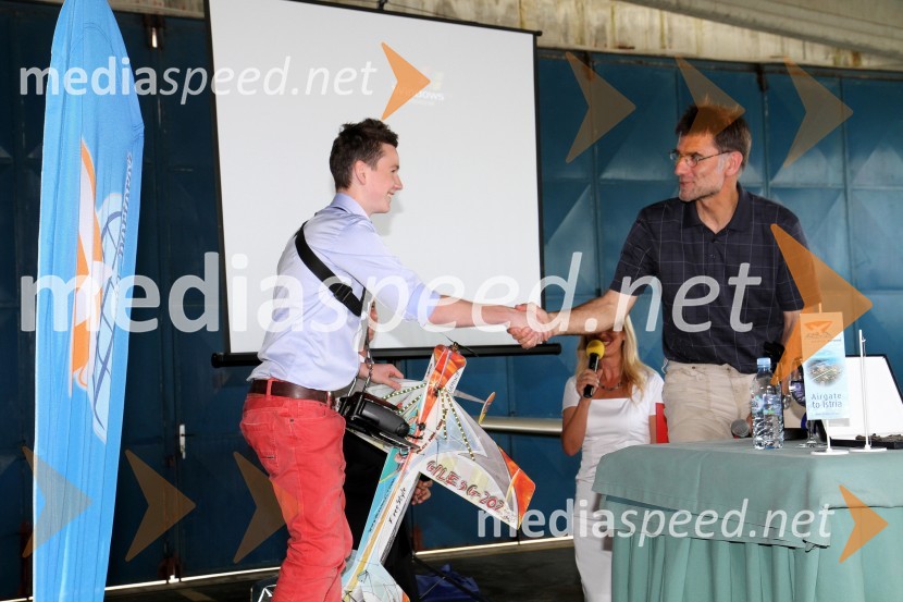 Nik Oblak, tekmovalec v oddaji Slovenija ima talent; Matevž Lenarčič, pilot ultralahkega letala podjetja Pipistrel d.o.o. in dobitnik priznanja Aviator of the World 2013 – Svetovni pilot leta 2013Sprejem za Matjaža Lenarčiča ob prejemu nagrade Svetovni pilot leta 2013