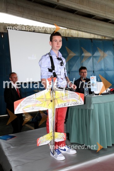 Nik Oblak, tekmovalec v oddaji Slovenija ima talent &nbsp;Sprejem za Matjaža Lenarčiča ob prejemu nagrade Svetovni pilot leta 2013