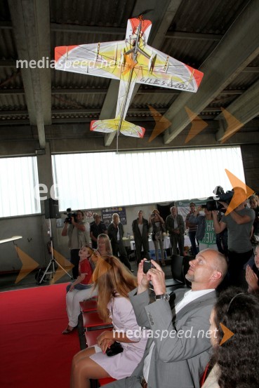 ObiskovalciSprejem za Matjaža Lenarčiča ob prejemu nagrade Svetovni pilot leta 2013